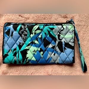 NWT $34 VERA BRADLEY FRONT ZIP WALLET WRISTLET Camofloral